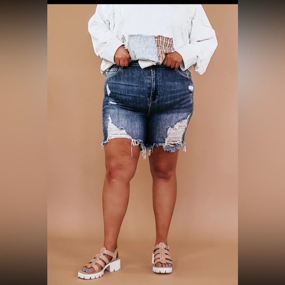 Risen Curvy Max HR Shorts Size 2XL Medium Wash High Rise Distressed NEW - Picture 1 of 15